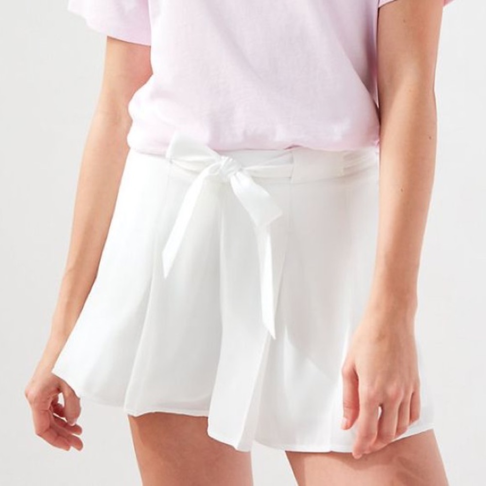 White Aritzia Sunday Best Pleated Short with bow size 0